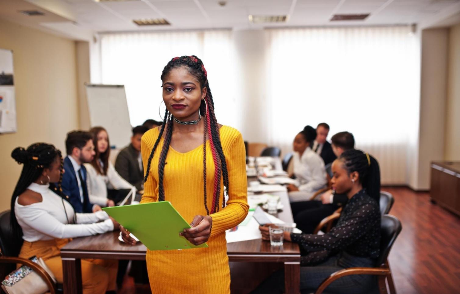 Sesi pembelajaran analisis keuangan di Flexbridgeova Hub