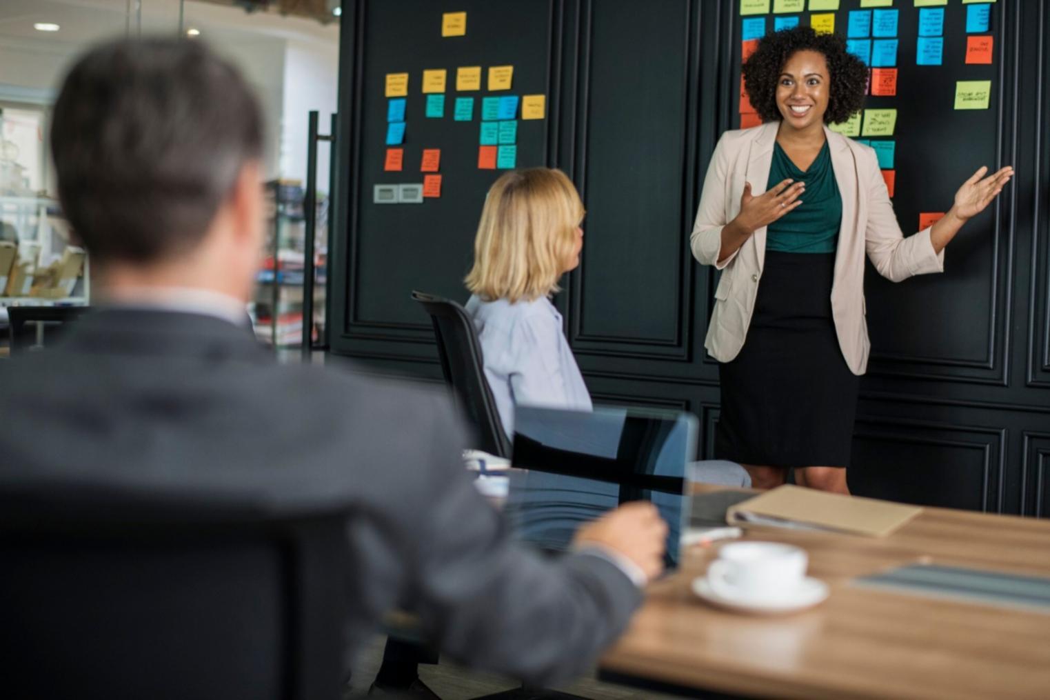 Area kerja tim Flexbridgeova Hub tempat kami mempersiapkan materi pembelajaran dan merespons pertanyaan peserta