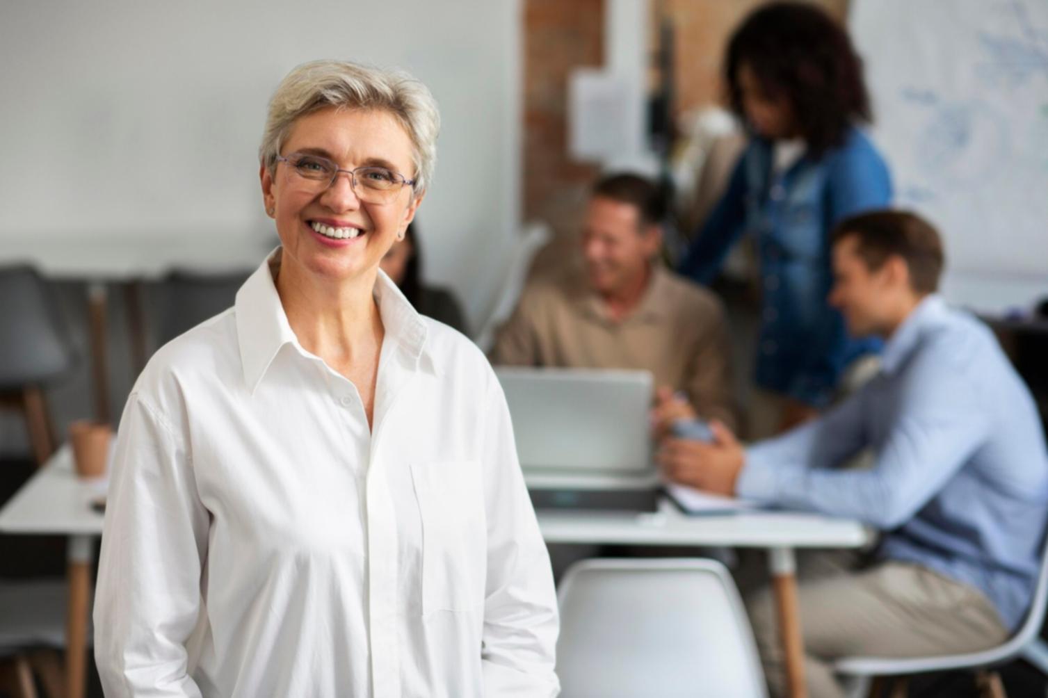 Pengajar sedang memberikan penjelasan detail tentang analisis laporan keuangan